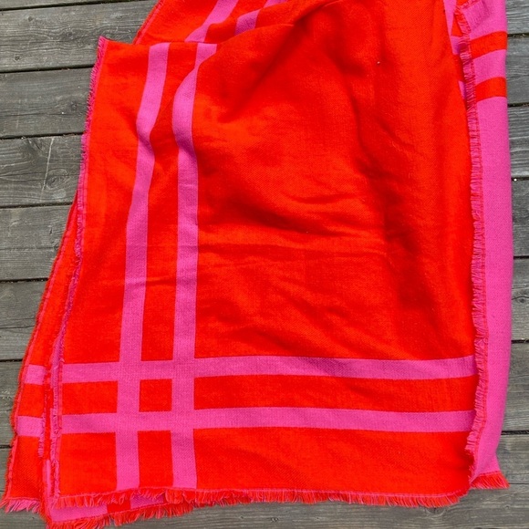 100% Arcylic Kate Spade Throw Blanket Red - Picture 6 of 9